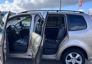 VW Touran 210.000 km 9.990 &euro; Husum 25813